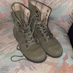 Women’s safe green boots. Size 8,5. Great condition.